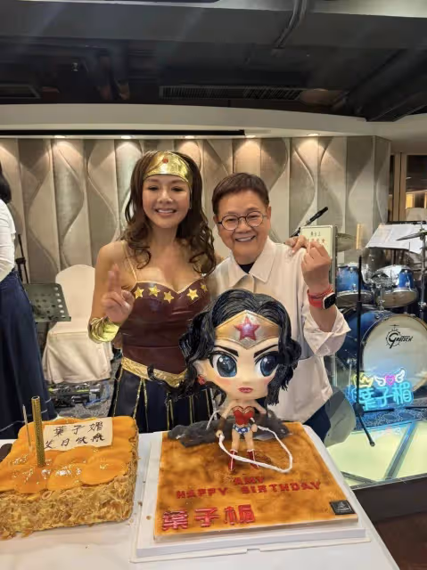 香港限制片女神,性感裝扮舉辦生日會,60位明星藝人參加,星光熠熠