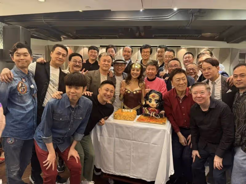 香港限制片女神,性感裝扮舉辦生日會,60位明星藝人參加,星光熠熠