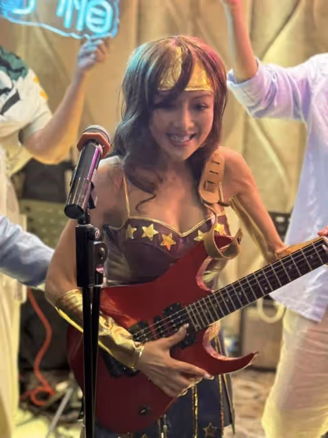 香港限制片女神,性感裝扮舉辦生日會,60位明星藝人參加,星光熠熠