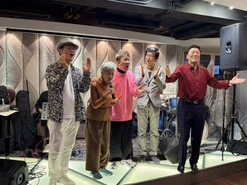 香港限制片女神,性感裝扮舉辦生日會,60位明星藝人參加,星光熠熠