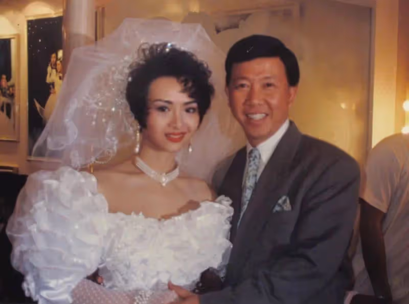 香港限制片女神,性感裝扮舉辦生日會,60位明星藝人參加,星光熠熠