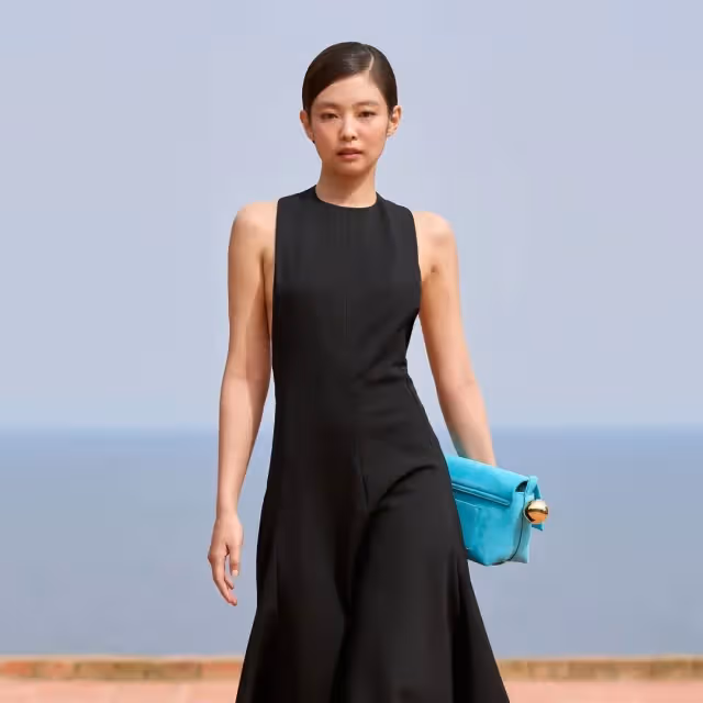 Jennie卡布利島裹浴巾入鏡　辣露側乳、美背為JACQUEMUS走秀