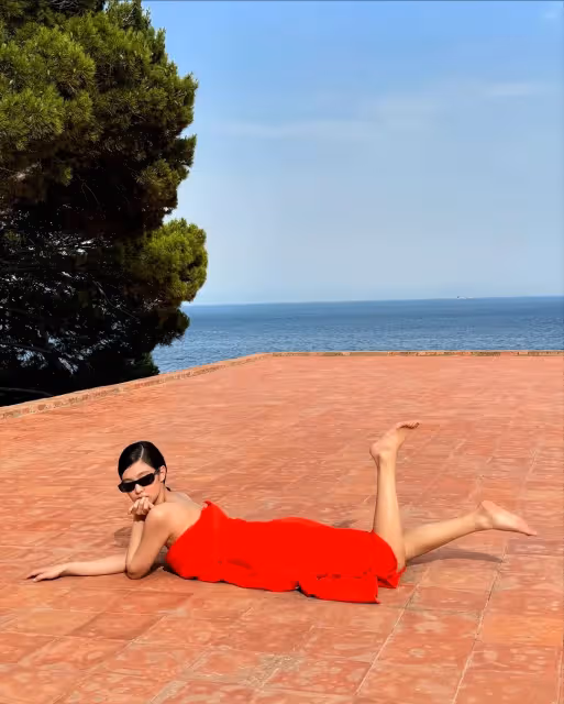 Jennie卡布利島裹浴巾入鏡　辣露側乳、美背為JACQUEMUS走秀