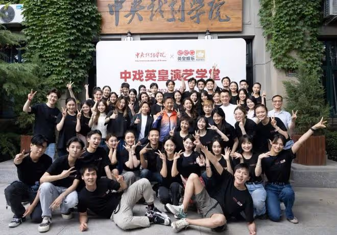 前TVB男星擔任中戲講師,入行多年未做過主角,曾公開發文宣布離巢