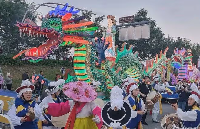 韓國端午祭現場畫面曝光!出現大量漢字還有五爪龍,被嘲不倫不類