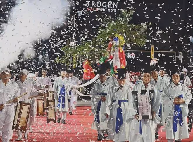 韓國端午祭現場畫面曝光!出現大量漢字還有五爪龍,被嘲不倫不類