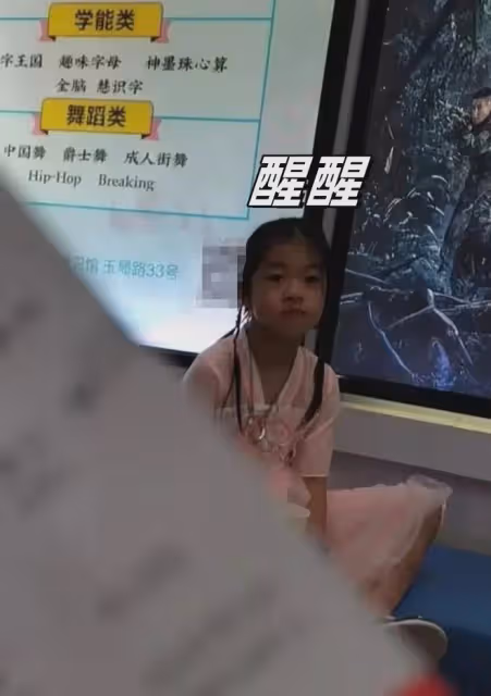 汪峰和章子怡離婚當月,帶兒女去大理旅遊,醒醒表情委屈疑想媽媽