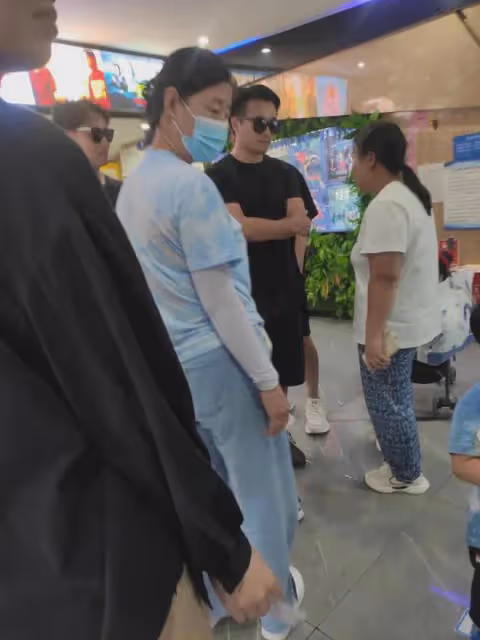 汪峰和章子怡離婚當月,帶兒女去大理旅遊,醒醒表情委屈疑想媽媽