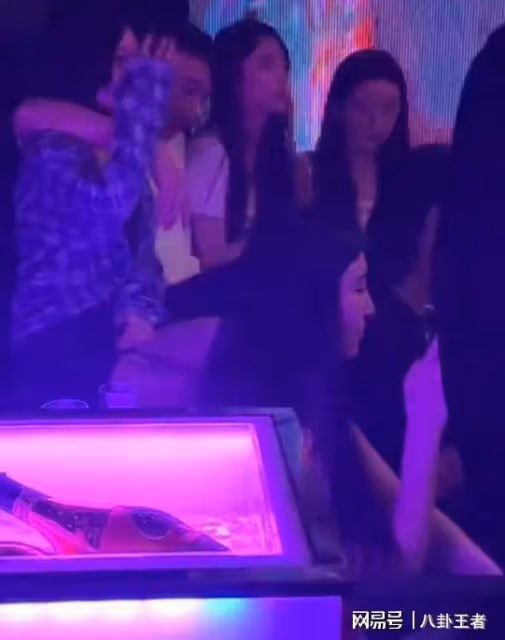 王思聰不配當爹!現身日本酒吧,美女左擁右抱好愜意,懶理私生女