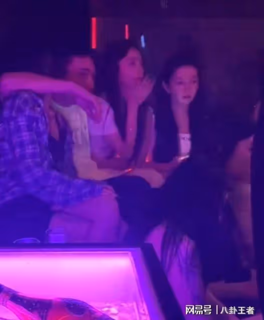 王思聰不配當爹!現身日本酒吧,美女左擁右抱好愜意,懶理私生女