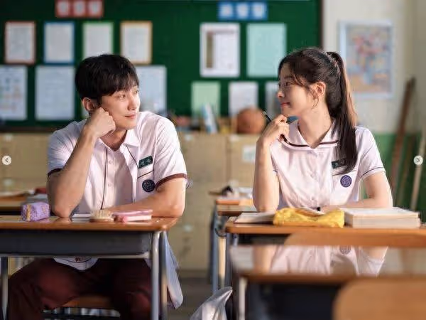 《那些年》韓版來了！TWICE多賢、鄭振永「甜蜜青澀對視」劇照曝光