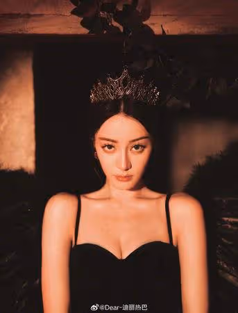迪麗熱巴化身「最美黑天鵝」! 低胸辣露北半球...涌百萬人朝聖