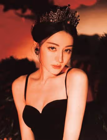 迪麗熱巴化身「最美黑天鵝」! 低胸辣露北半球...涌百萬人朝聖