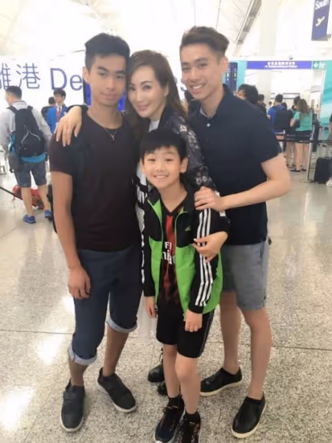 「美魔女」港星離婚,撫養三個帥氣兒子!拍床戲風采依然