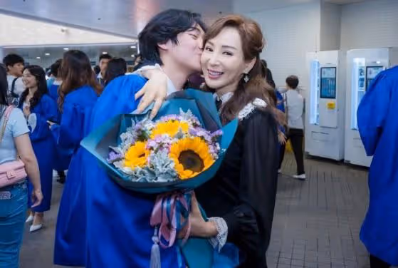 「美魔女」港星離婚,撫養三個帥氣兒子!拍床戲風采依然