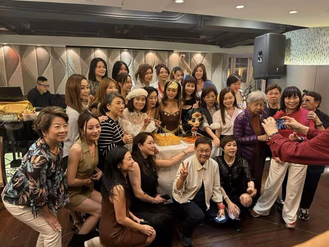 性感港星慶生超60位藝人到賀!造型誇張,大曬飛彈身材