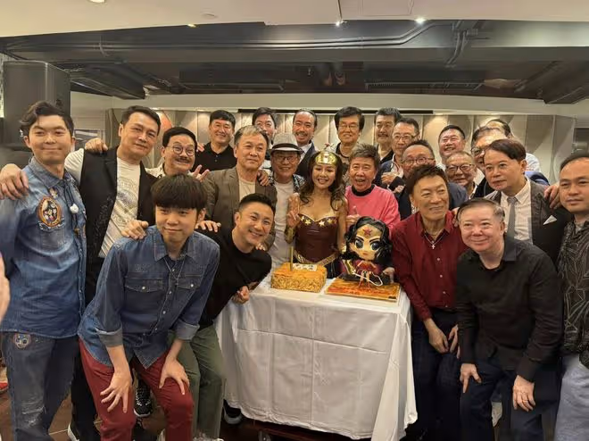 性感港星慶生超60位藝人到賀!造型誇張,大曬飛彈身材
