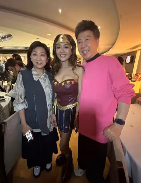 性感港星慶生超60位藝人到賀!造型誇張,大曬飛彈身材