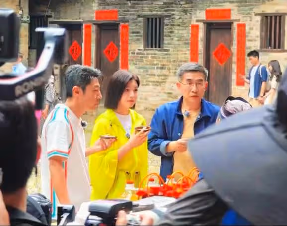 撒貝寧陳妍希比賽龍舟,撒貝寧動作超搞笑,陳妍希女神范十足