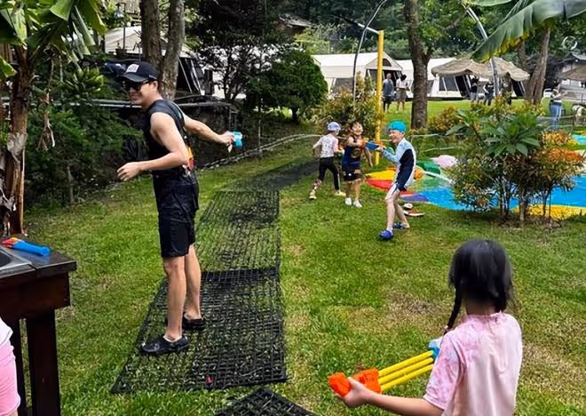 江宏傑帶兒女吃粽子,小小傑超像媽媽福原愛,父子做同款表情