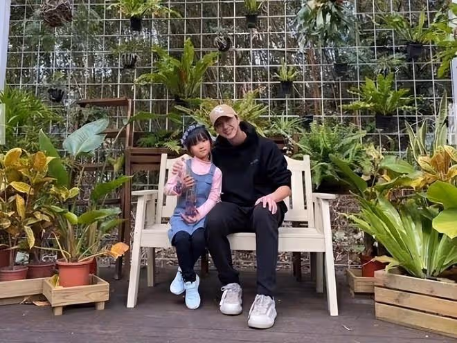 江宏傑帶兒女吃粽子,小小傑超像媽媽福原愛,父子做同款表情