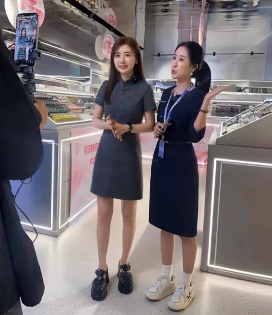 江宏傑帶兒女吃粽子,小小傑超像媽媽福原愛,父子做同款表情