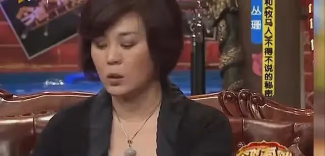她一婚嫁演員石涼,二婚帶兒子嫁導演蕭峰,如今62歲婚姻很幸福