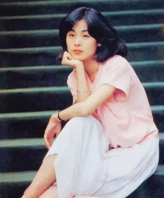 她一婚嫁演員石涼,二婚帶兒子嫁導演蕭峰,如今62歲婚姻很幸福