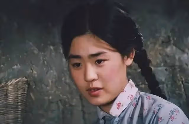 她一婚嫁演員石涼,二婚帶兒子嫁導演蕭峰,如今62歲婚姻很幸福