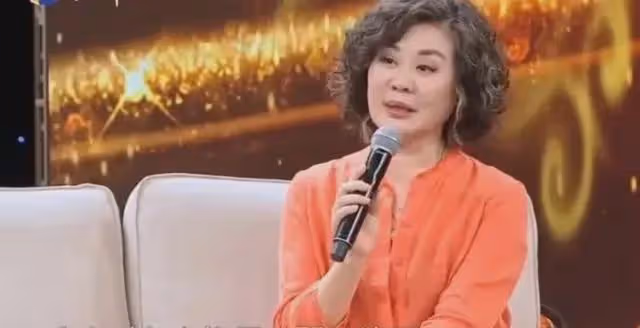 她一婚嫁演員石涼,二婚帶兒子嫁導演蕭峰,如今62歲婚姻很幸福