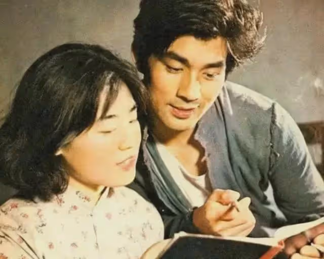 她一婚嫁演員石涼,二婚帶兒子嫁導演蕭峰,如今62歲婚姻很幸福