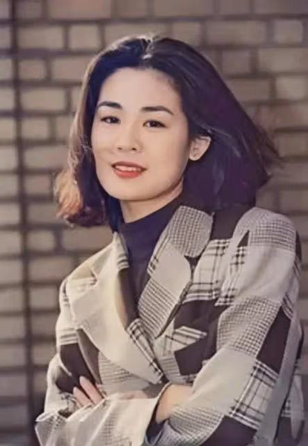 她一婚嫁演員石涼,二婚帶兒子嫁導演蕭峰,如今62歲婚姻很幸福