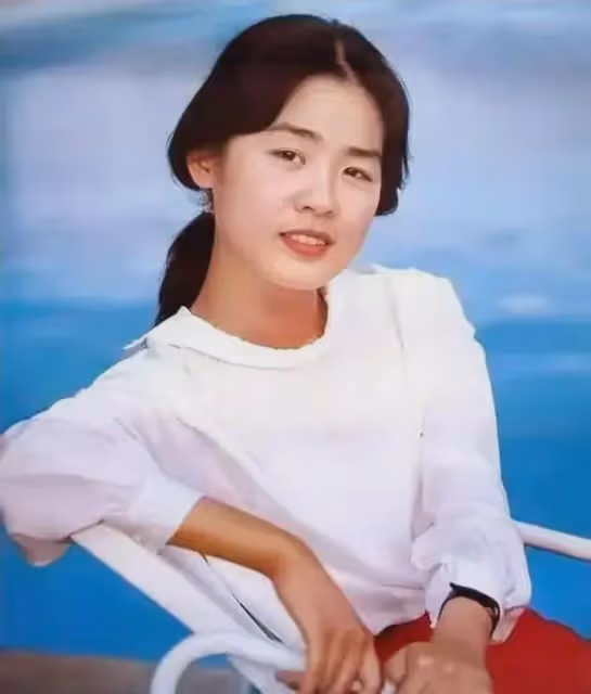 她一婚嫁演員石涼,二婚帶兒子嫁導演蕭峰,如今62歲婚姻很幸福