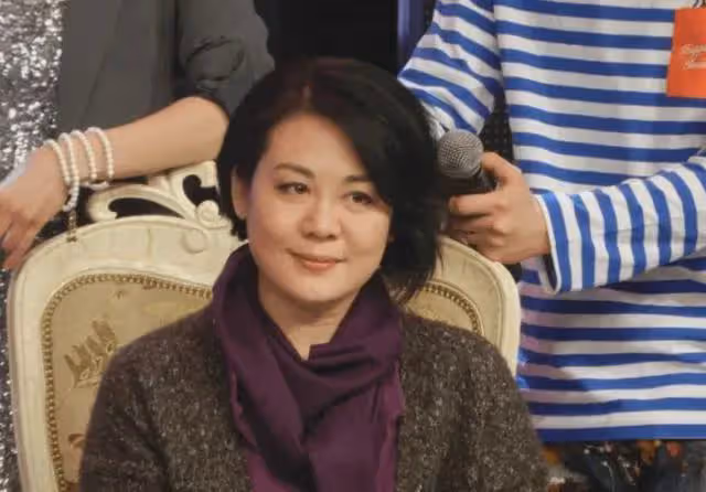 她一婚嫁演員石涼,二婚帶兒子嫁導演蕭峰,如今62歲婚姻很幸福