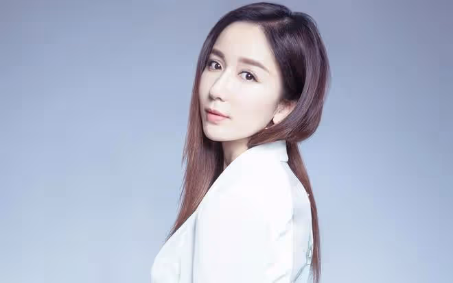 婁藝瀟新戀情疑曝光,與年輕男子親密互動,共同歸家引關注