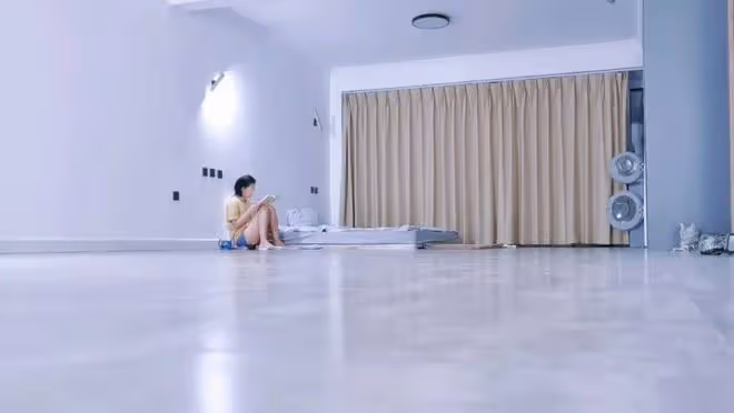 回顧：90後省錢上癮，每月花300塊，活成孤家寡人，她說：很幸福