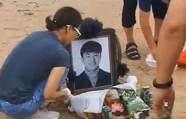 回顧陝西父子在巨浪中救人,兒子不幸遇難,後遇難地政府發10萬元