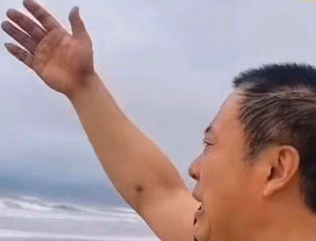 回顧陝西父子在巨浪中救人,兒子不幸遇難,後遇難地政府發10萬元