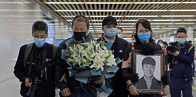 回顧陝西父子在巨浪中救人,兒子不幸遇難,後遇難地政府發10萬元