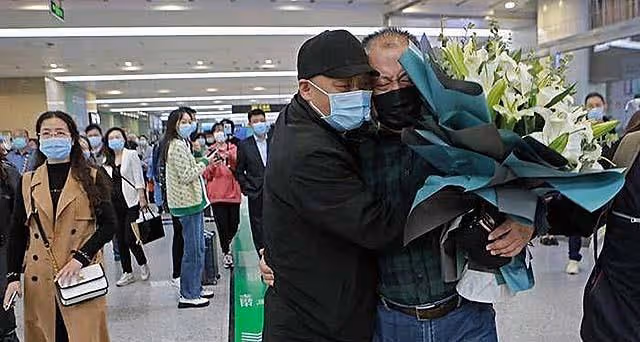 回顧陝西父子在巨浪中救人,兒子不幸遇難,後遇難地政府發10萬元