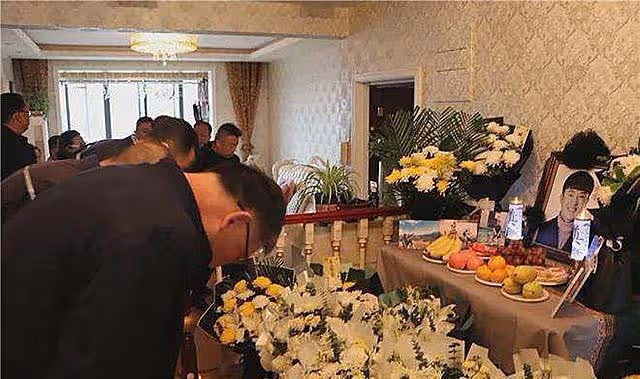 回顧陝西父子在巨浪中救人,兒子不幸遇難,後遇難地政府發10萬元