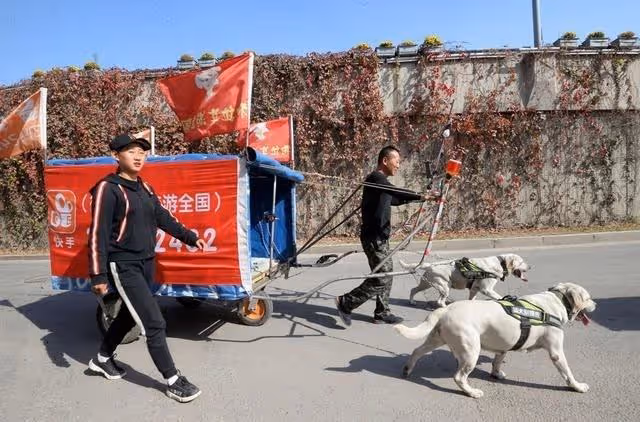 2018年,遼寧父親帶女兒徒步7千里去雲南,路上靠直播補貼生活費