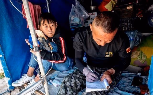 2018年,遼寧父親帶女兒徒步7千里去雲南,路上靠直播補貼生活費