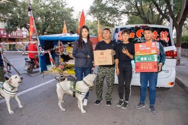 2018年,遼寧父親帶女兒徒步7千里去雲南,路上靠直播補貼生活費