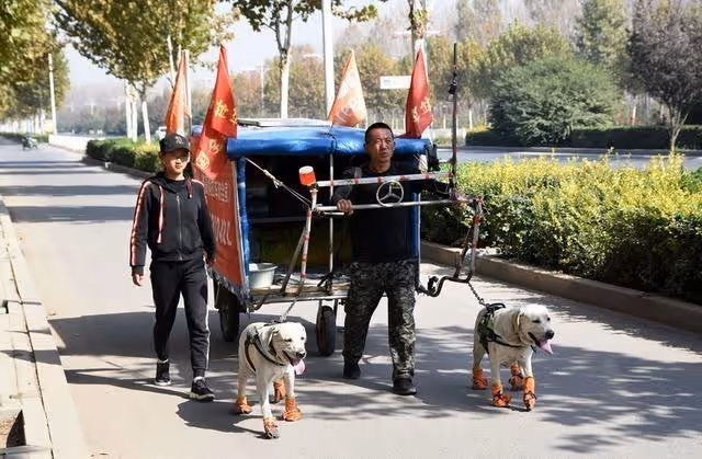 2018年,遼寧父親帶女兒徒步7千里去雲南,路上靠直播補貼生活費