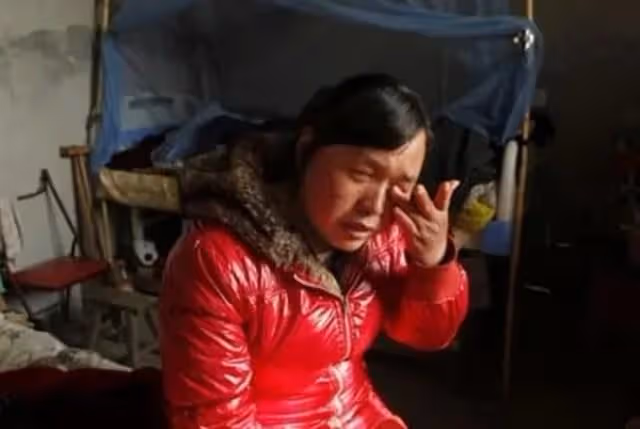 回顧弟弟意外去世,哥哥娶弟媳為妻,婚後倆人生下天生殘疾的女兒