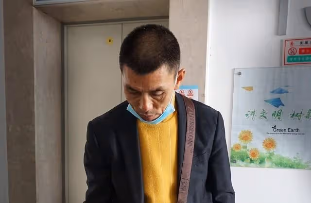 回顧弟弟意外去世,哥哥娶弟媳為妻,婚後倆人生下天生殘疾的女兒