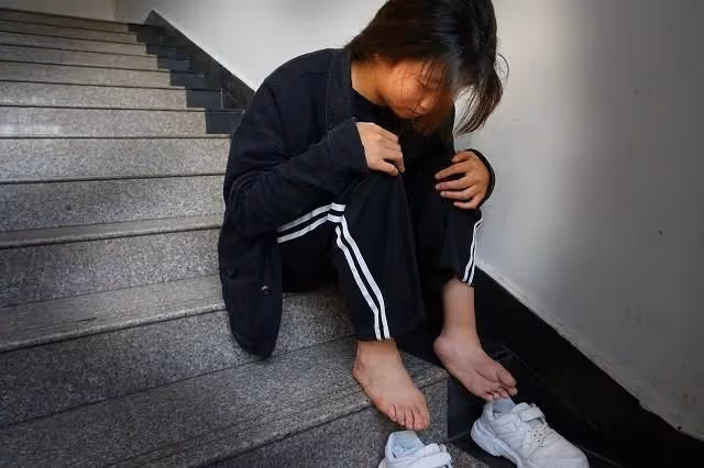 回顧弟弟意外去世,哥哥娶弟媳為妻,婚後倆人生下天生殘疾的女兒