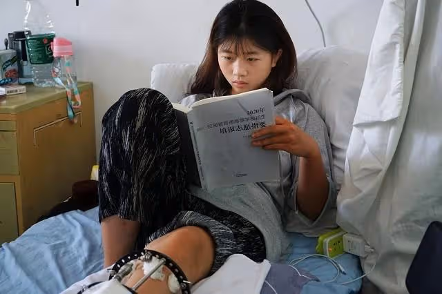 回顧弟弟意外去世,哥哥娶弟媳為妻,婚後倆人生下天生殘疾的女兒