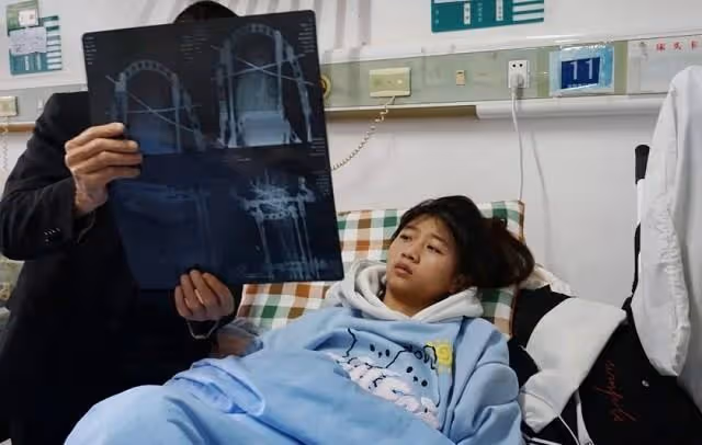 回顧弟弟意外去世,哥哥娶弟媳為妻,婚後倆人生下天生殘疾的女兒